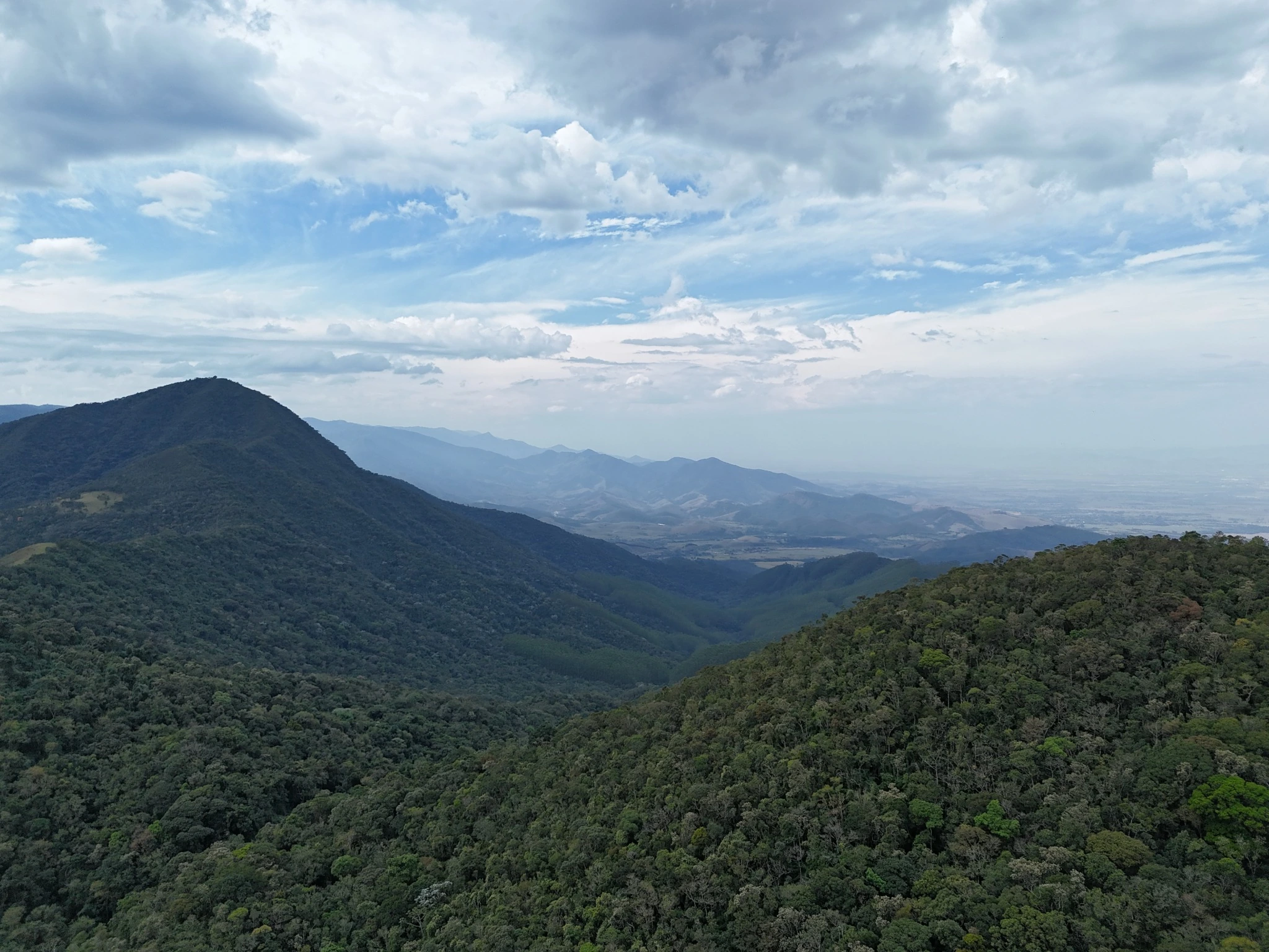 A paisagem é o primeiro ativo: Mata Atlântica e montanhas em camadas