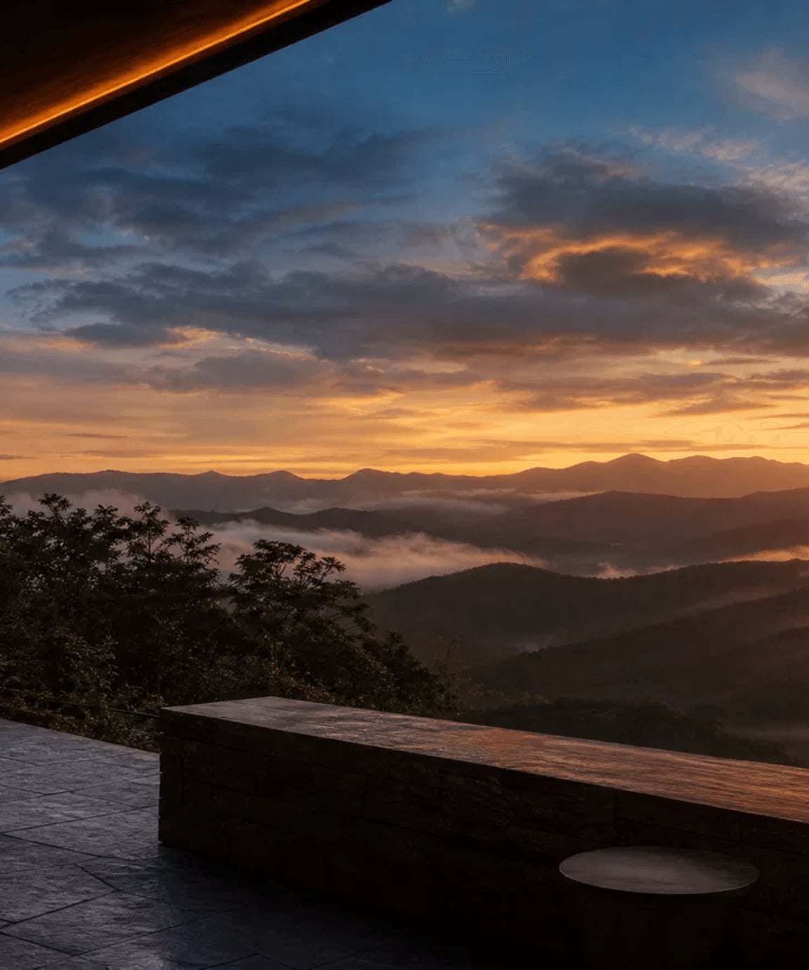 Detalhe arquitetônico de suíte de montanha em madeira e pedra ao entardecer